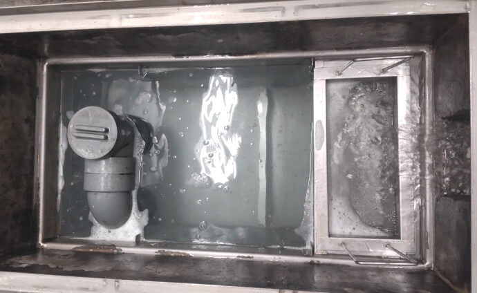 清掃された綺麗なグリストラップの写真